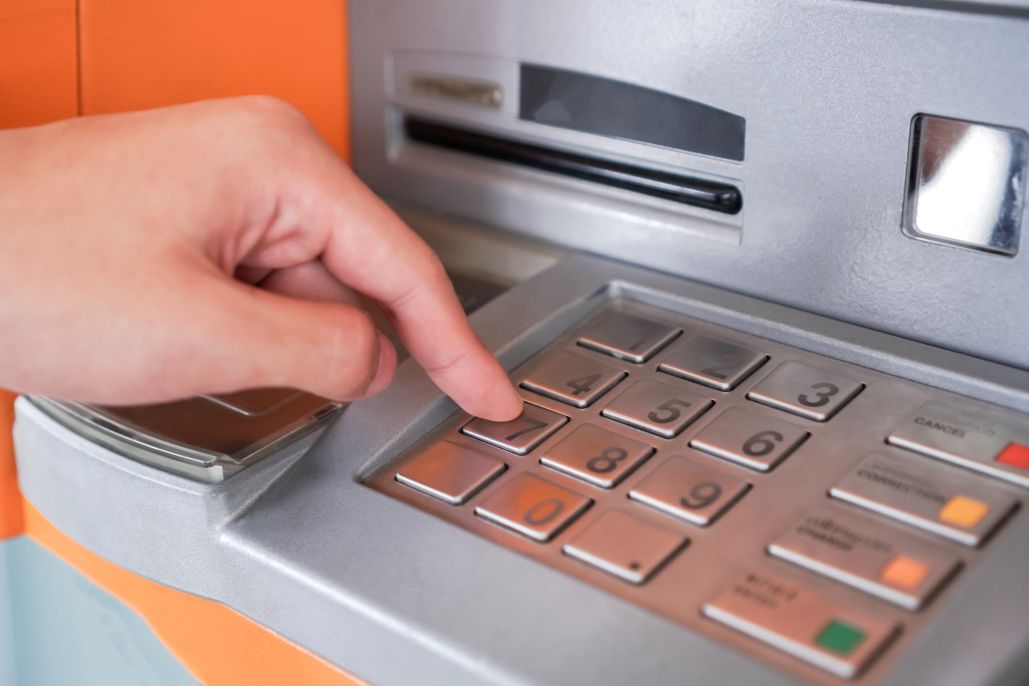 Teclados falsos o piezas sueltas son señales de alerta en cajeros automáticos manipulados.