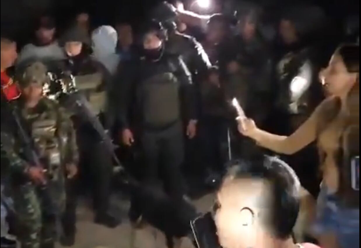 Un grupo de militares y policías permanecía retenido por la comunidad en la noche del domingo 10 de noviembre.