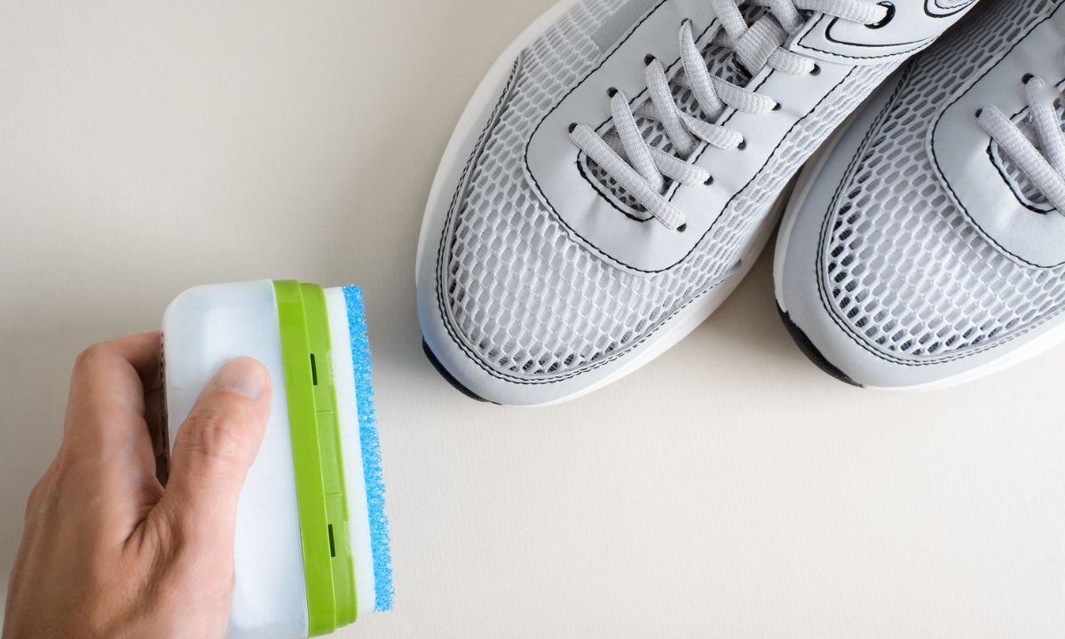 Así se deben limpiar los tenis blancos.