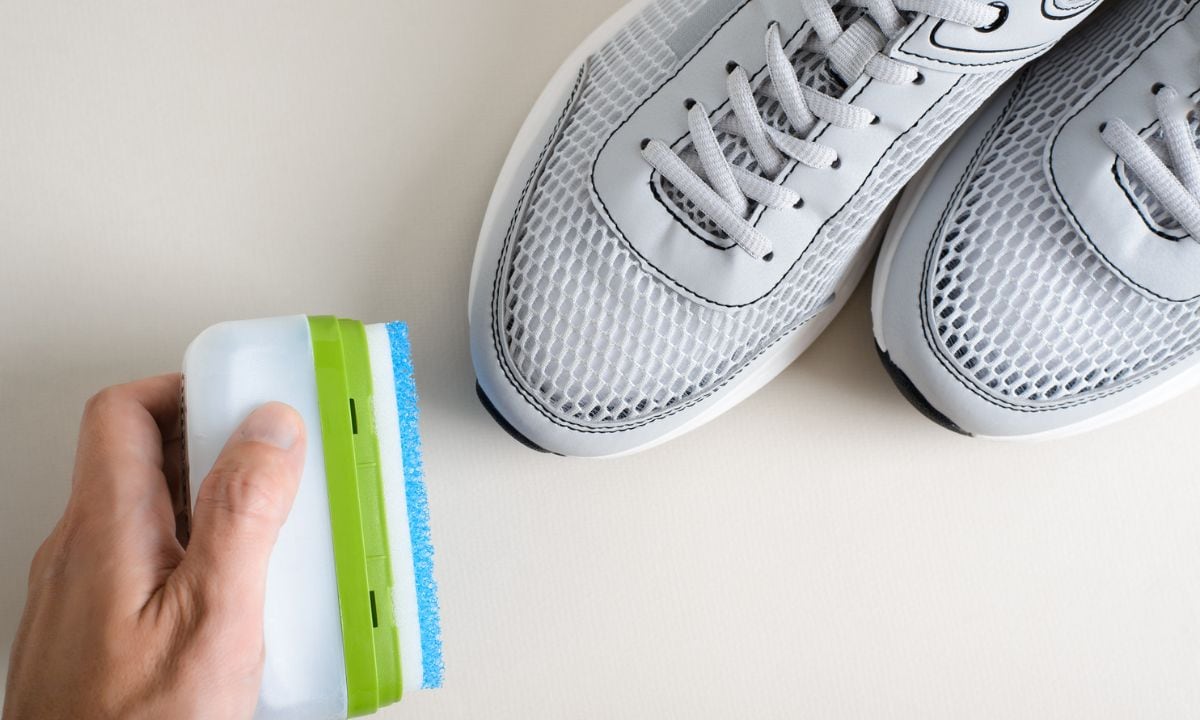 Así se deben limpiar los tenis blancos.