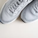 Así se deben limpiar los tenis blancos.