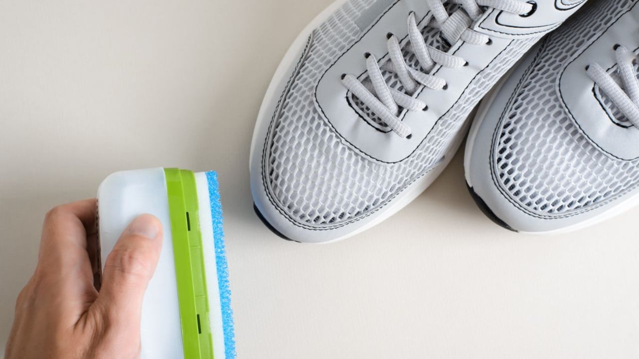 Tome nota de cómo limpiar los tenis blancos.