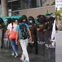 Lucas Villa saludando a los agentes de la Policía