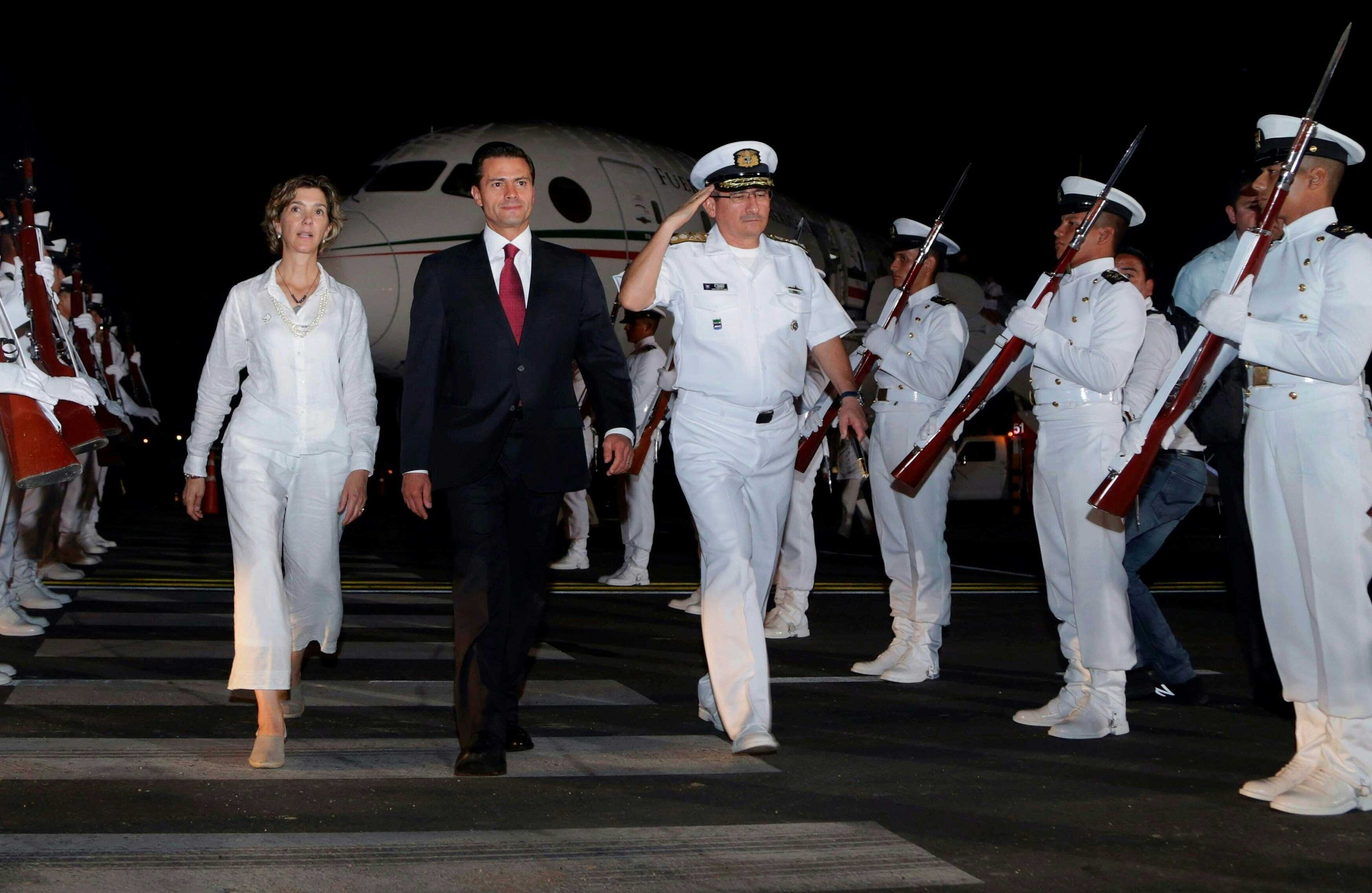 Presidente mexicano Enrique Peña Nieto, acompañado por la Viceministra de Relaciones Exteriores de Colombia, Patti Londoño. “México quiere ser testigo de la paz”, dijo. Foto/AFP