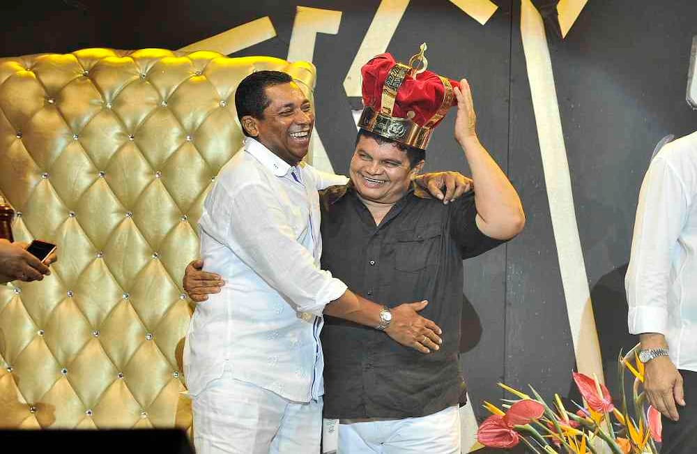 Hugo Carlos Granados, Rey de reyes 2007, se abraza con el nuevo Rey de reyes 2017, Álvaro López Carrillo, la madrugada del lunes 1 de mayo de 2017, en el parque de la Leyenda Vallenata, Consuelo Araujo Noguera, durante la final del 50 Festival Vallenato y IV Rey de reyes, en Valledupar, Colombia. Foto: Carlos Julio Martínez / SEMANA