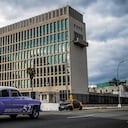 Un viejo automóvil estadounidense pasa frente a la embajada de EE. UU. en La Habana el 3 de mayo de 2022, cuando el consulado reanudó la emisión de algunos servicios de visas de inmigrantes que han estado suspendidos desde 2017 luego de supuestos "ataques sónicos".