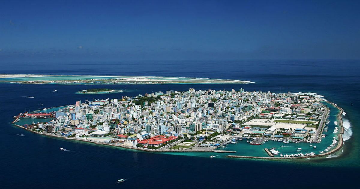 Malé, capital de Maldivas, al fondo la isla del aeropuerto.