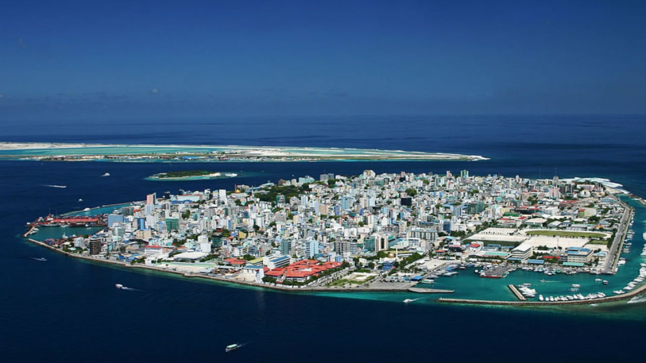 Malé, capital de Maldivas, al fondo la isla del aeropuerto.