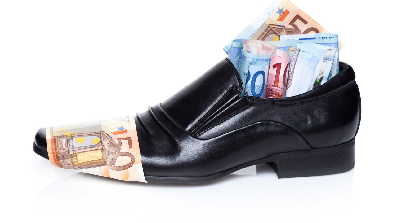 Hay diferentes trucos que se realizan en los zapatos en algunas culturas para atraer dinero.