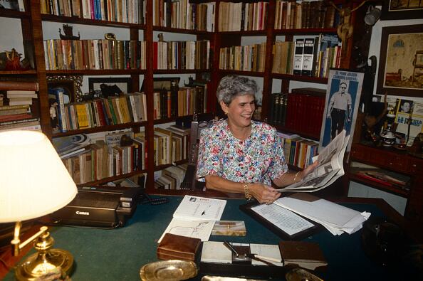 La derrota sandinista en las urnas puso fin a 10 años de revolución y dio paso a un proceso de pacificación que Chamorro impulsó tras ordenar la desmovilización de miles de rebeldes “contras” y la reducción del ejército de más de 100.000 efectivos a unos 12.000.