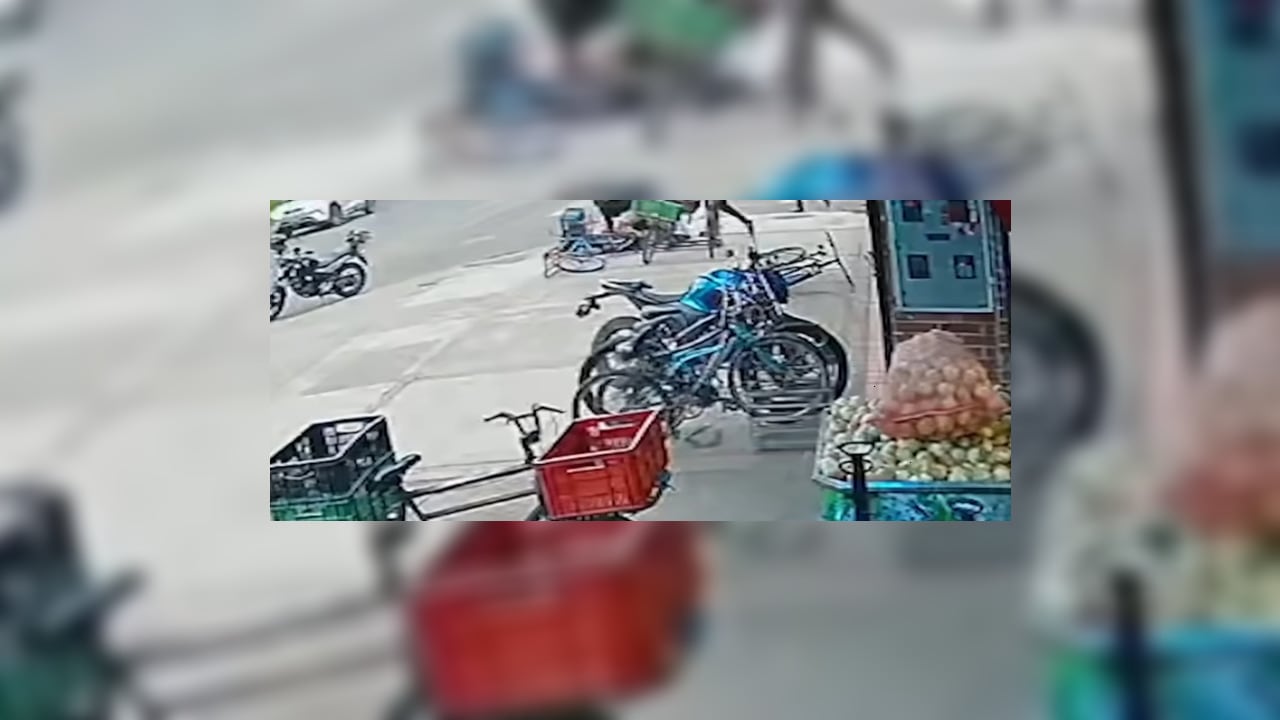 El momento exacto en el que el sicario que atentó contra el precandidato presidencial Miguel Uribe Turbay fue capturado y cayó sobre una bicicleta, en Bogotá