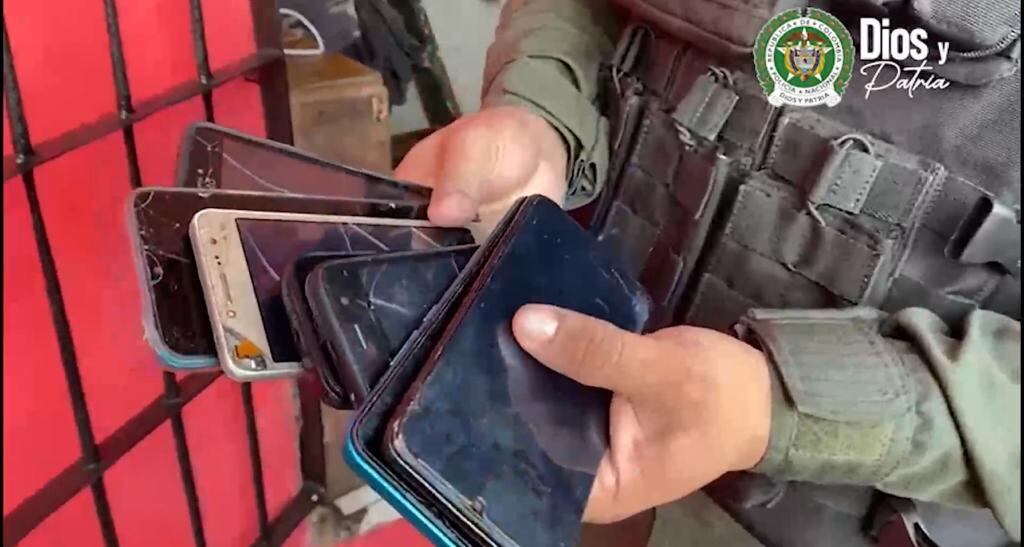 Los teléfonos con los que los reclusos realizaban extorsiones, según la Policía.