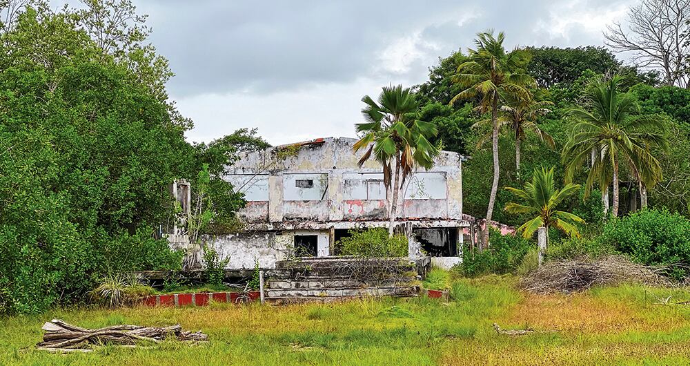 A la izquierda, la tercera cabaña de Piedad Córdoba, que hoy está al servicio. A la derecha, uno de los predios, en ruinas, pero con alta valorización.