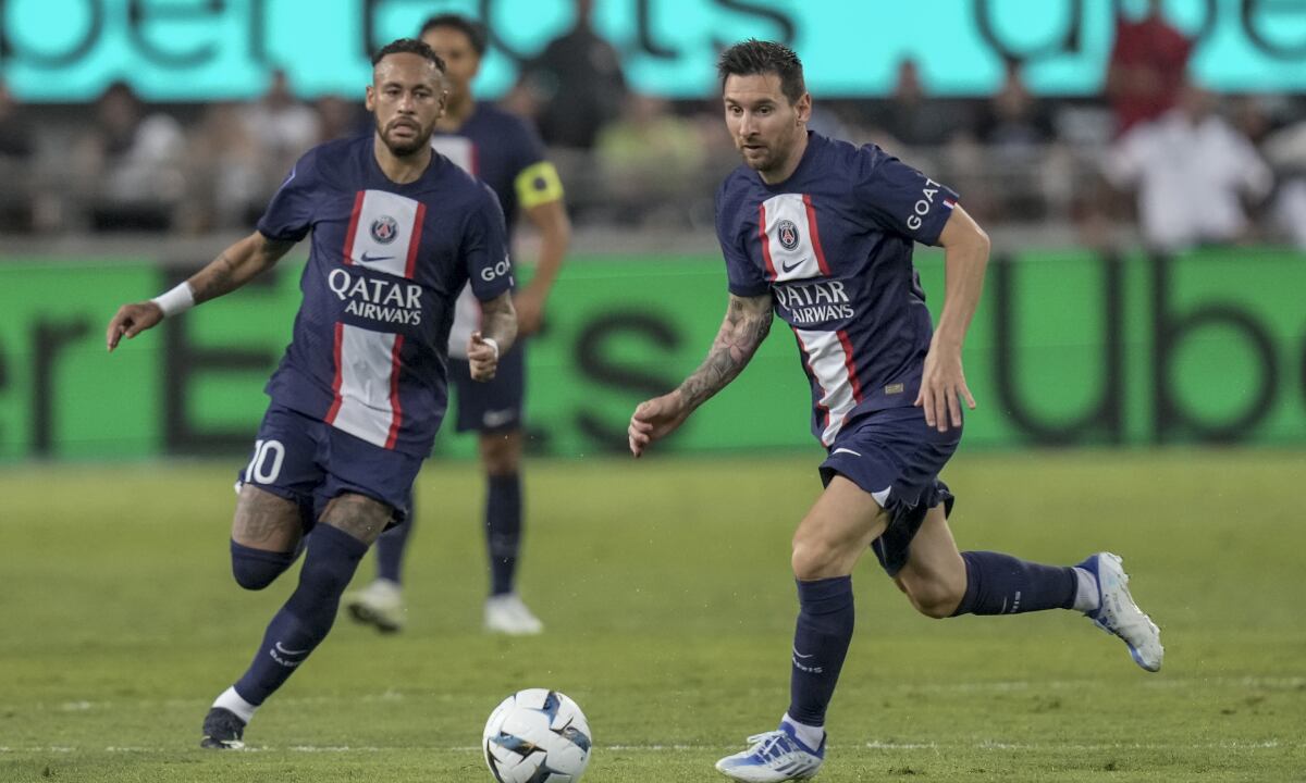 Lionel Messi del Paris Saint-Germain controla el balón frente a su compañero Neymar durante la Supercopa de Francia contra Nantes en Tel Aviv, Israel, el 31 de julio de 2022. (AP/Ariel Schalit)