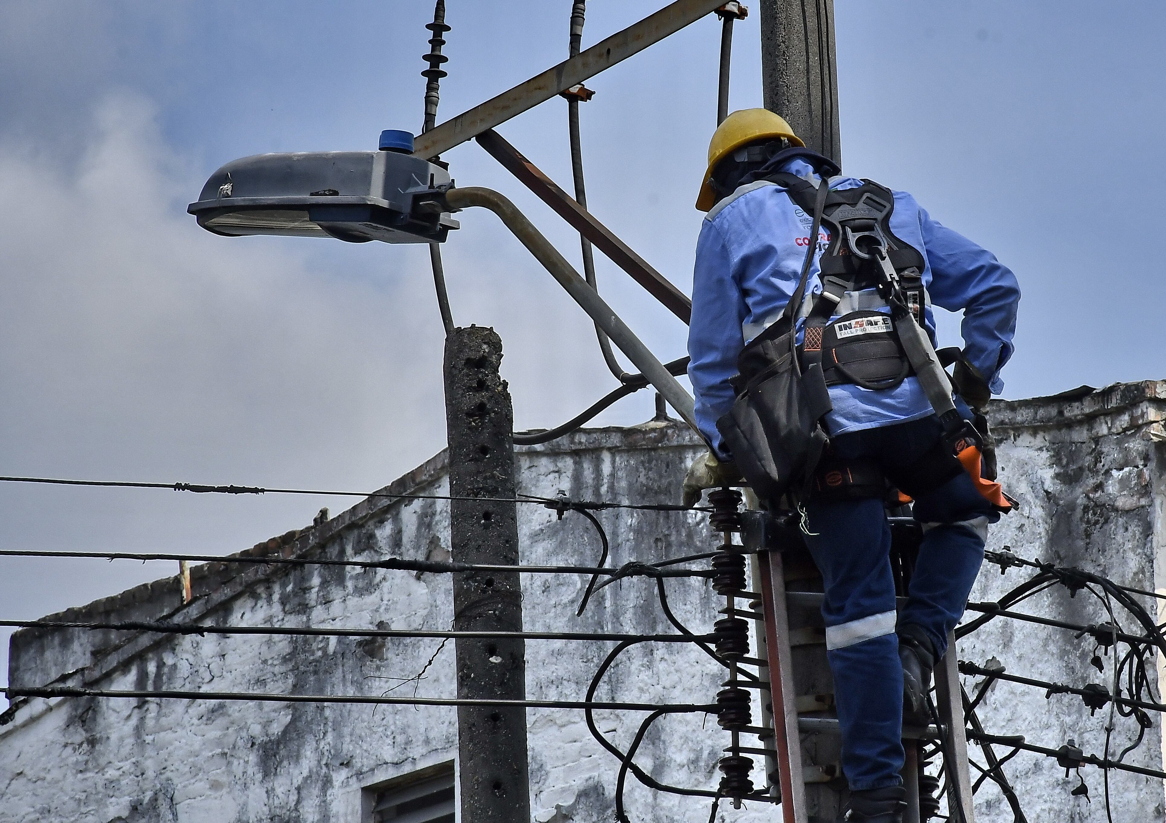 trabajos de reparación en redes de energía. Las cuadrillas de las empresas municipales se encontrarán desplegadas en diferentes puntos de la ciudad para atender el cronograma de intervenciones programadas en puntos oscuros de la ciudad y así dar parte de tranquilidad a los ciudadanos de Cali para que bajen  los robos y la violencia en la ciudad. Fotos Raúl Palacios / El Pais.