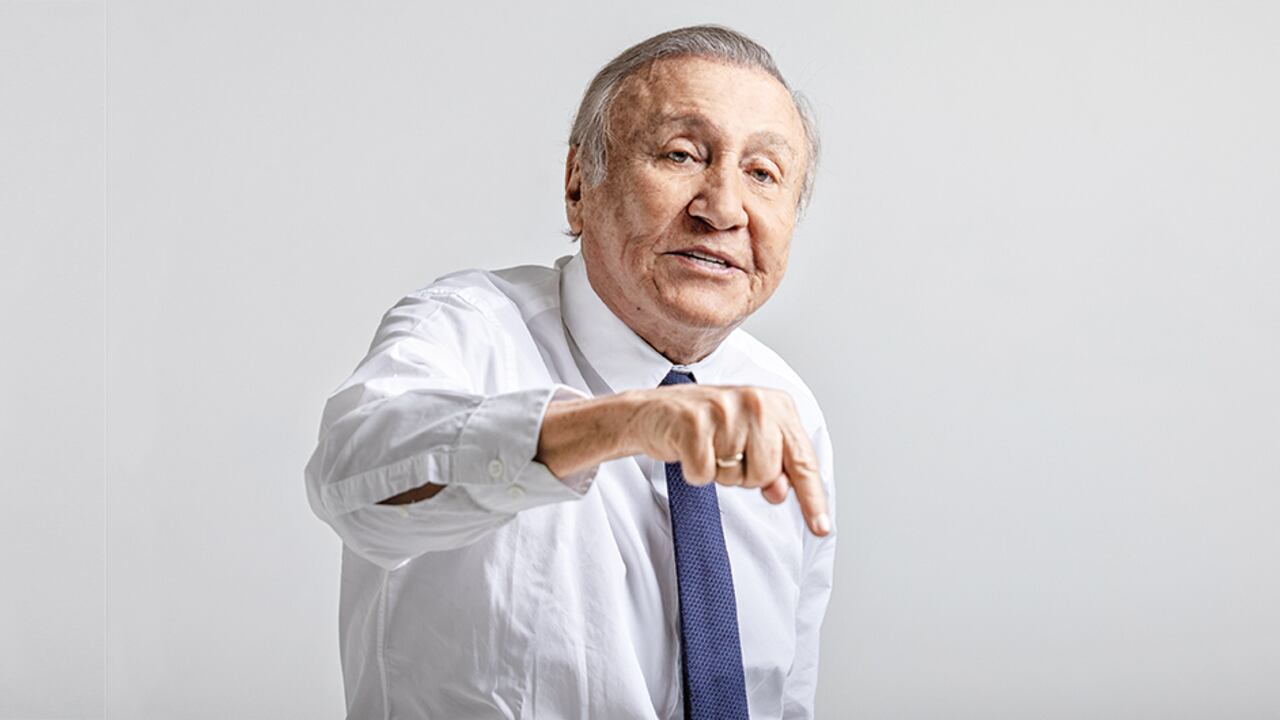 Hernández recuerda que cuando salió del Congreso afirmó que Gustavo Petro no necesitaría opositores. El tiempo, dice, le da la razón.