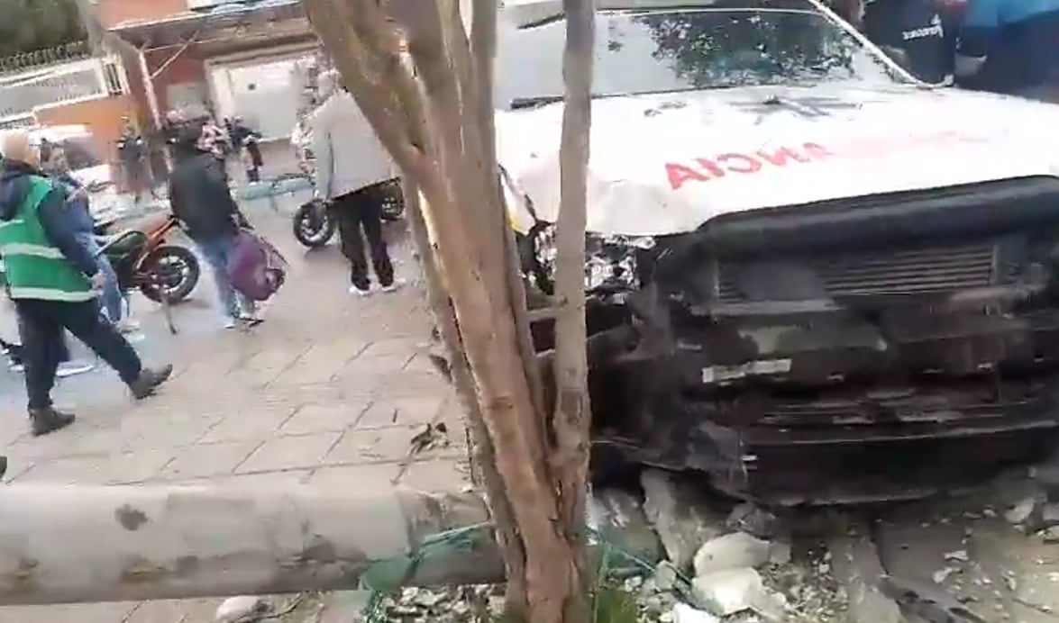 La ambulancia arrolló a motociclistas y luego impactó un poste y un árbol.
