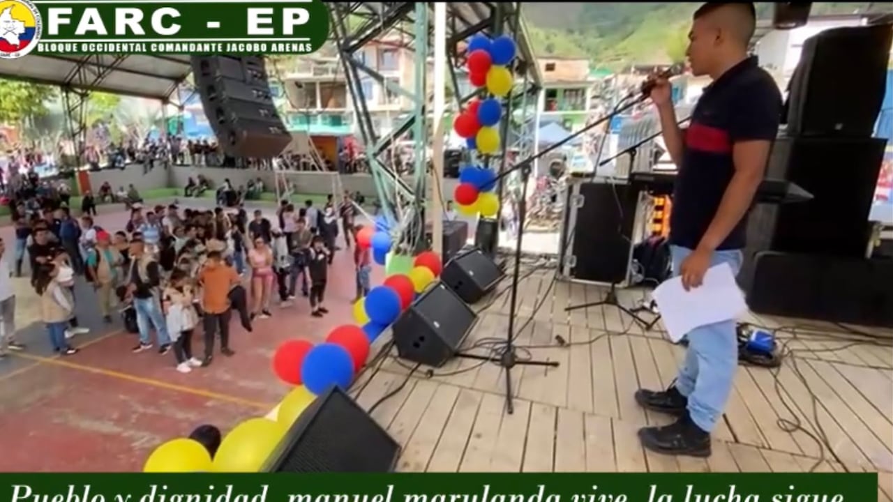 El grupo criminal montó una tarima para hacer el evento público.