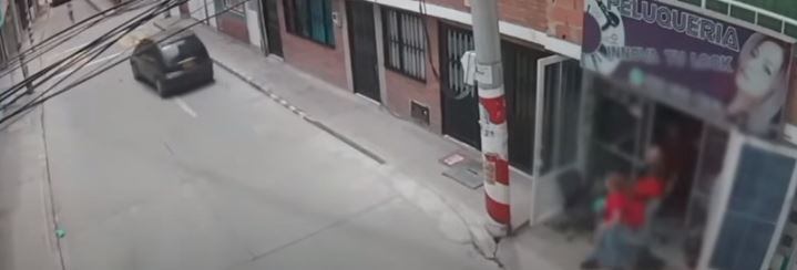 Las siete mujeres presentes en la peluquería se defendieron