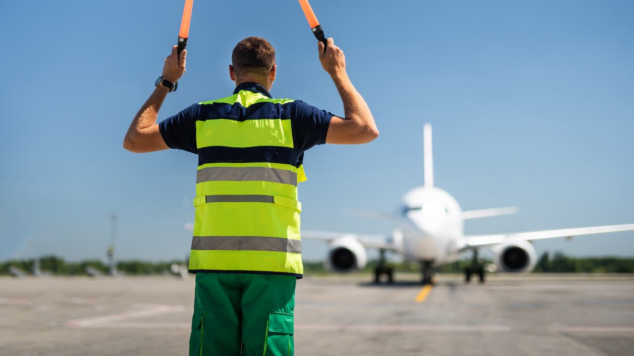 Se trata de un hombre que trabajaba para la compañía Unifi Aviation, quien se encontraba atendiendo el vuelo 1111 de la aerolínea Delta. Imagen de referencia.