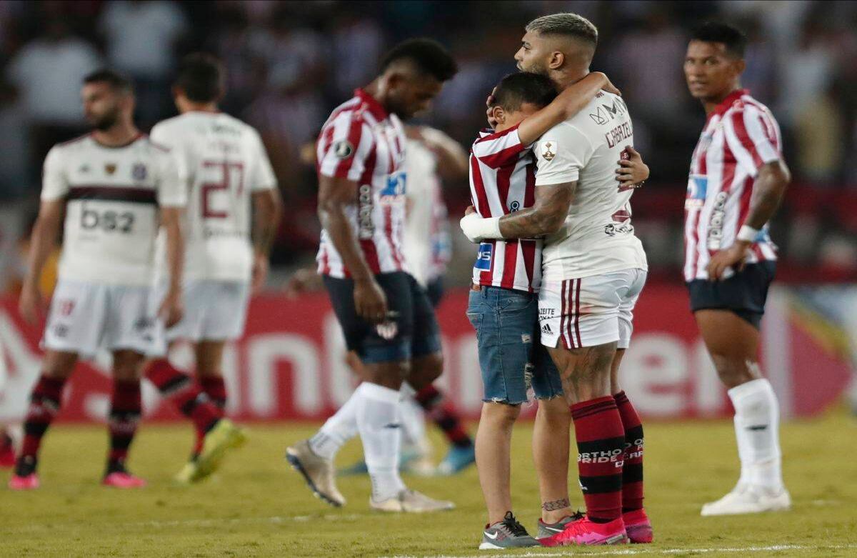 Gabriel Barbosa, jugador del Flamengo de Brasil, abraza a un joven que entró al terreno de juego al final de un partido de fútbol de la Copa Libertadores contra el Junior de Barranquilla, en el estadio Metropolitano Roberto Meléndez, Barranquilla, Colombia, el miércoles 4 de marzo de 2020. Flamengo ganó el partido 2-1. Foto: Fernando Vergara/ AP. 