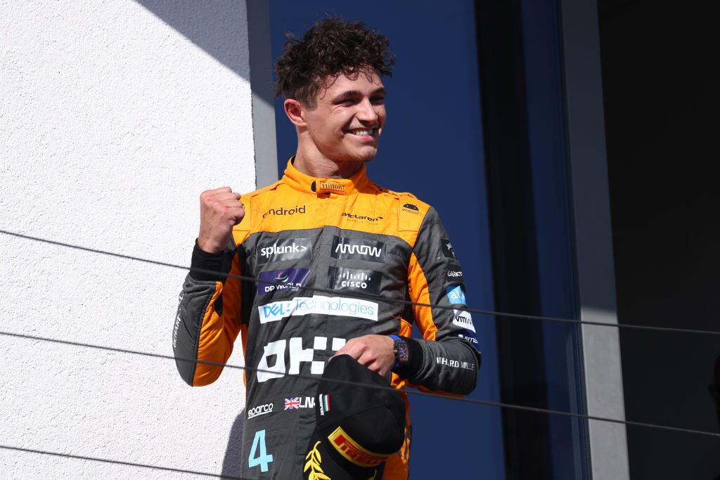 El británico, involuntariamente, mandó el trofeo de Max Verstappen al suelo