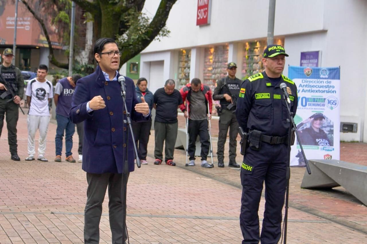 Entre los detenidos está alias ‘Blanca’, señalada cabecilla de la organización, quien ya había sido condenada en 2023 por tráfico de estupefacientes. Junto a ella, fueron identificados alias ‘Claudia’, ‘Reinol’ y ‘Media Lengua’.