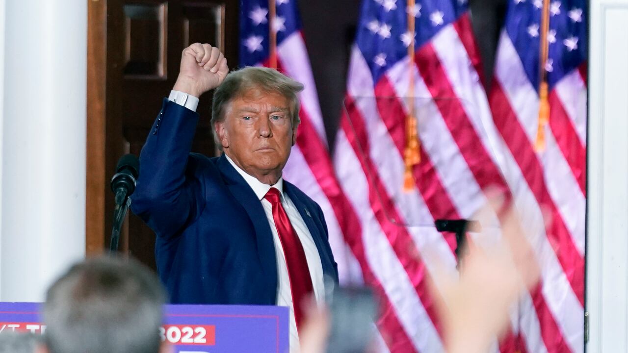 El expresidente Donald Trump gesticula después de hablar en el Trump National Golf Club en Bedminster, Nueva Jersey, el 13 de junio de 2023