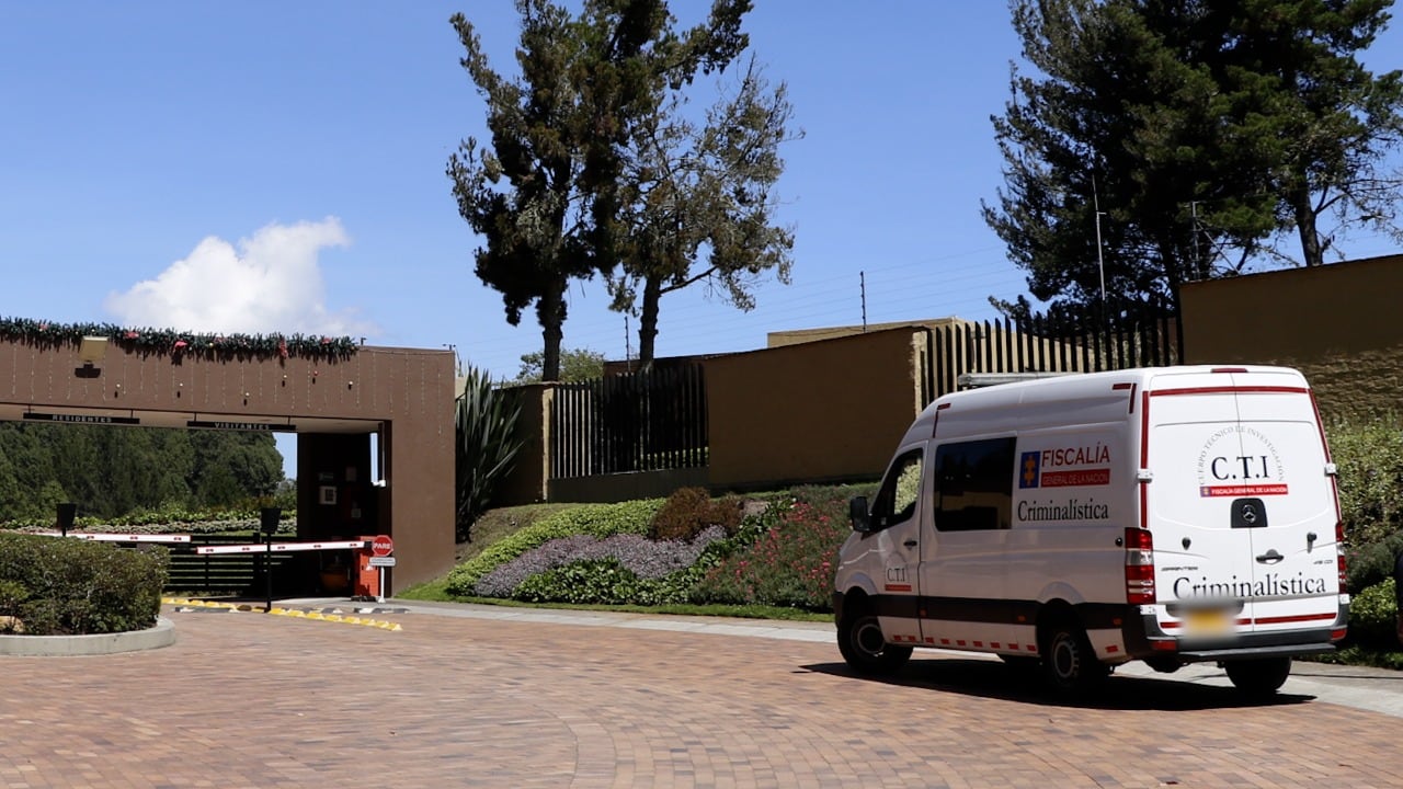 Miembros del CTI de la Fiscalía fueron hasta la casa del estilista Mauricio Leal, ubicada en la vía La Calera.