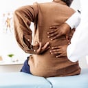 Evitar la dolencia en la espalda puede contribuir a la salud de la columna vertebral. Foto: Getty Images.