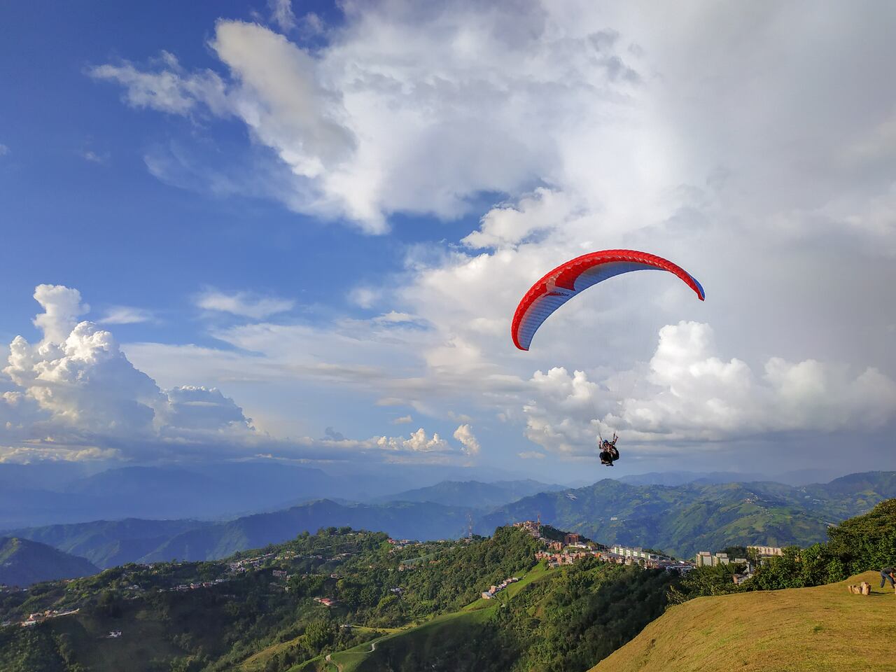 Sobrevolar en parapente es una de las actividades más deseadas por los turistas que visitan Santander.