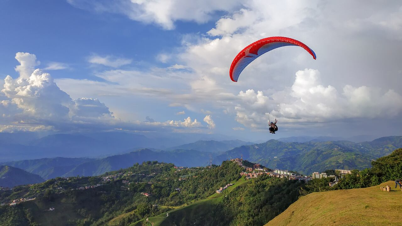 Sobrevolar en parapente es una de las actividades más deseadas por los turistas que visitan Santander.