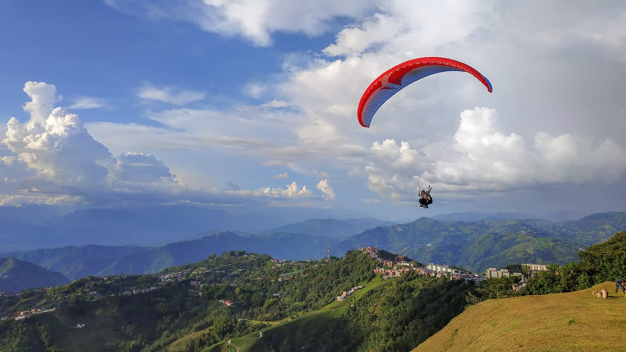 Sobrevolar en parapente es una de las actividades más deseadas por los turistas que visitan Santander.