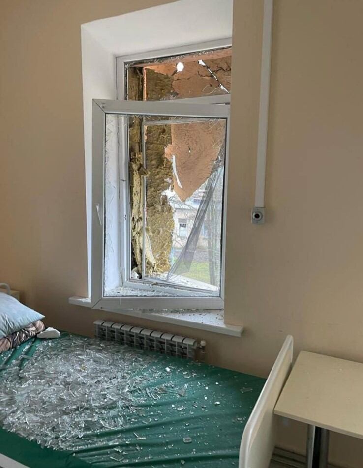 La ventana del sitio afectado por las bombas en Ucrania.