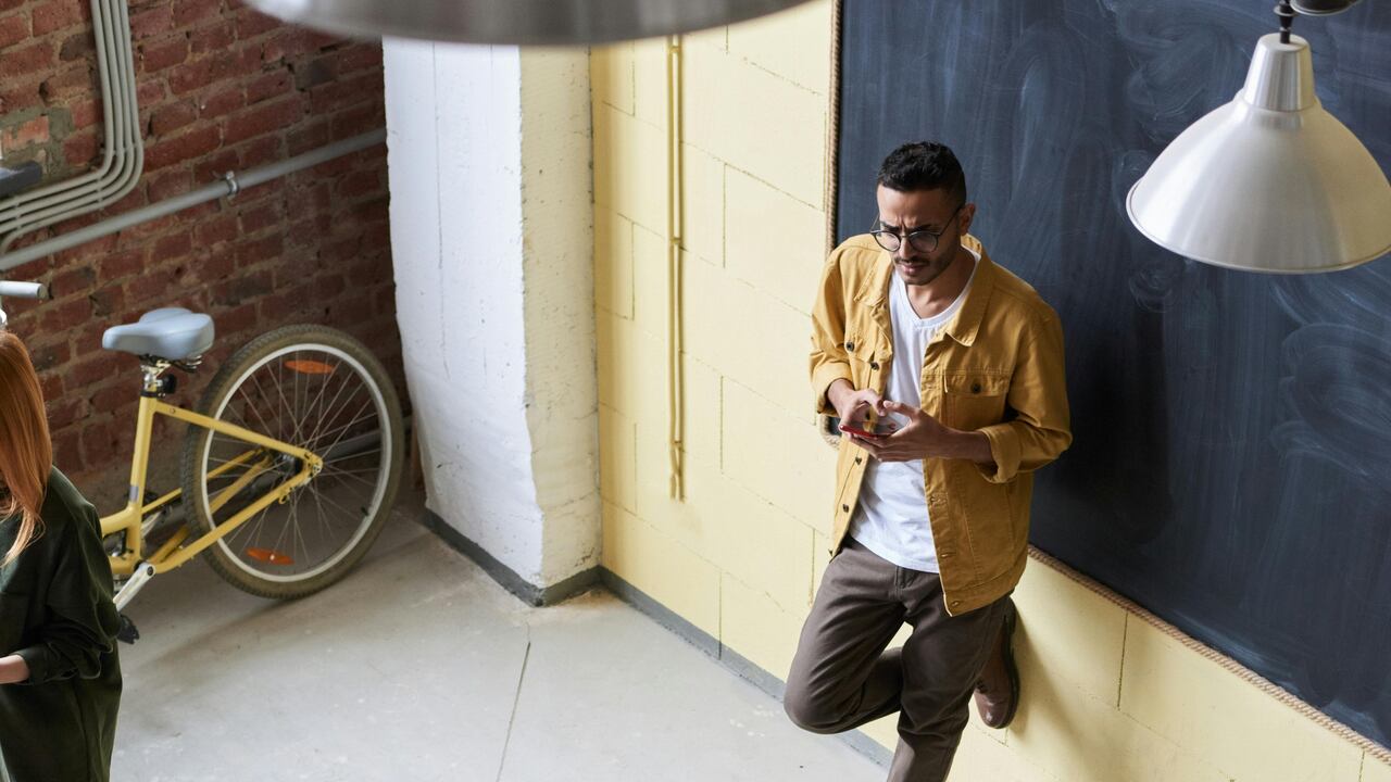 Los diseñadores gráficos crean la marca visual de una empresa