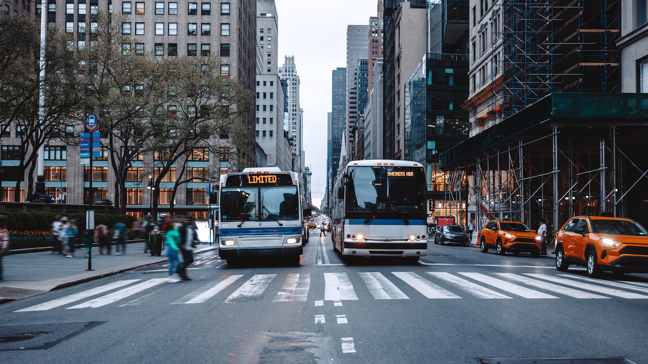 La gobernadora Kathy Hochul advirtió que el sistema de transporte de Nueva York no puede sostener la gratuidad de los autobuses sin una fuente de ingresos alternativa.