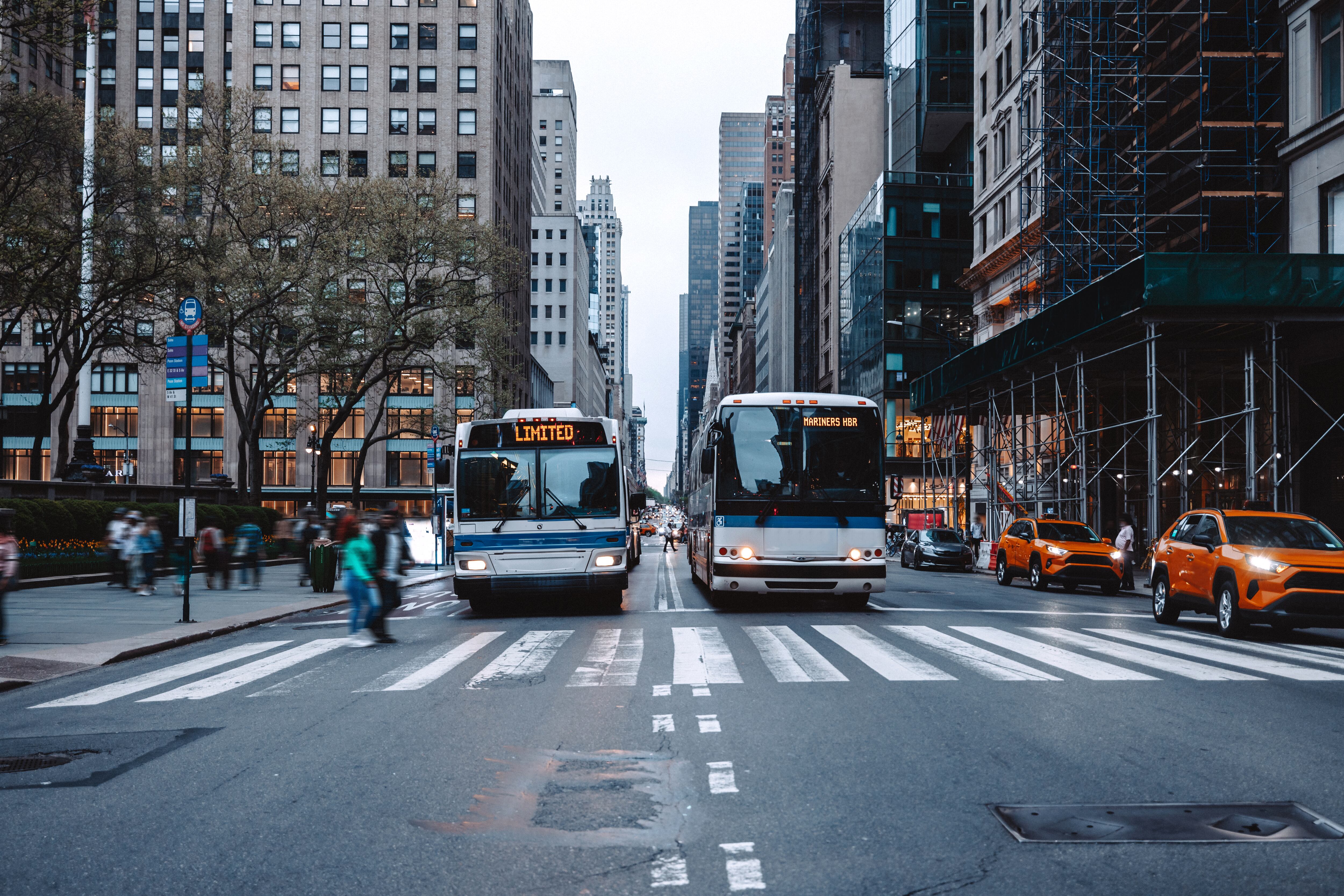 La gobernadora Kathy Hochul advirtió que el sistema de transporte de Nueva York no puede sostener la gratuidad de los autobuses sin una fuente de ingresos alternativa.