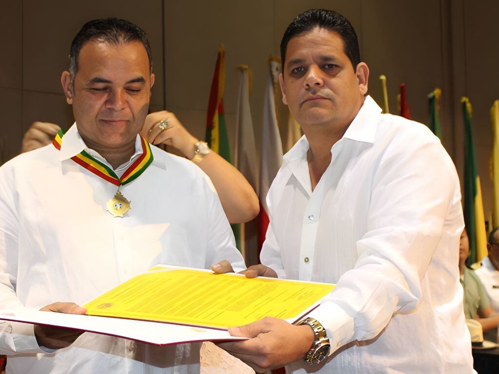 Concejal Caballero condecorando al juez.