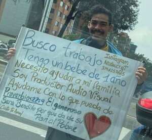 Profesionales piden empleo en los semáforos.