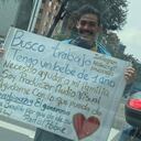 Profesionales piden empleo en los semáforos.