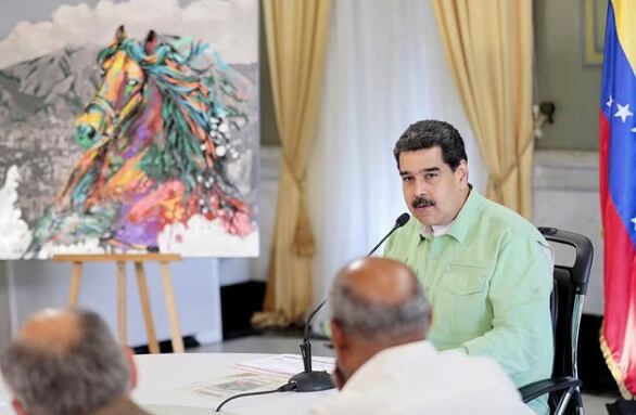 Nicolás Maduro con cuadro de Manuela Echeverri