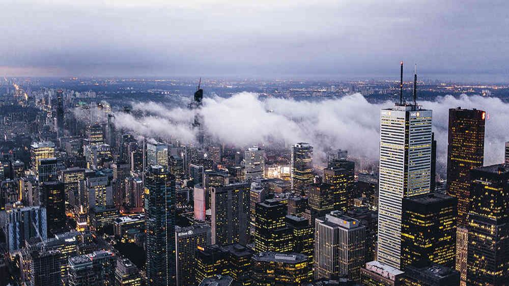 18 de los 25 edificios más altos del centro financiero están conectados a una red subterránea.