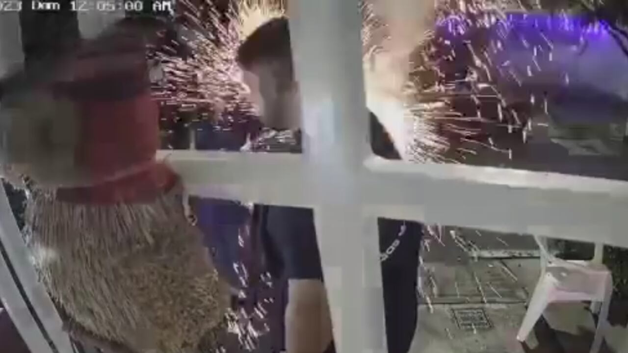 Momento exacto en el que un volador impacta a una familia.