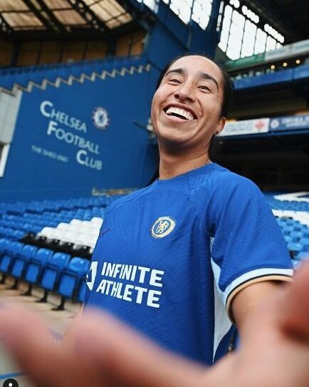 Mayra Ramírez posa como nueva jugadora del Chelsea Femenino