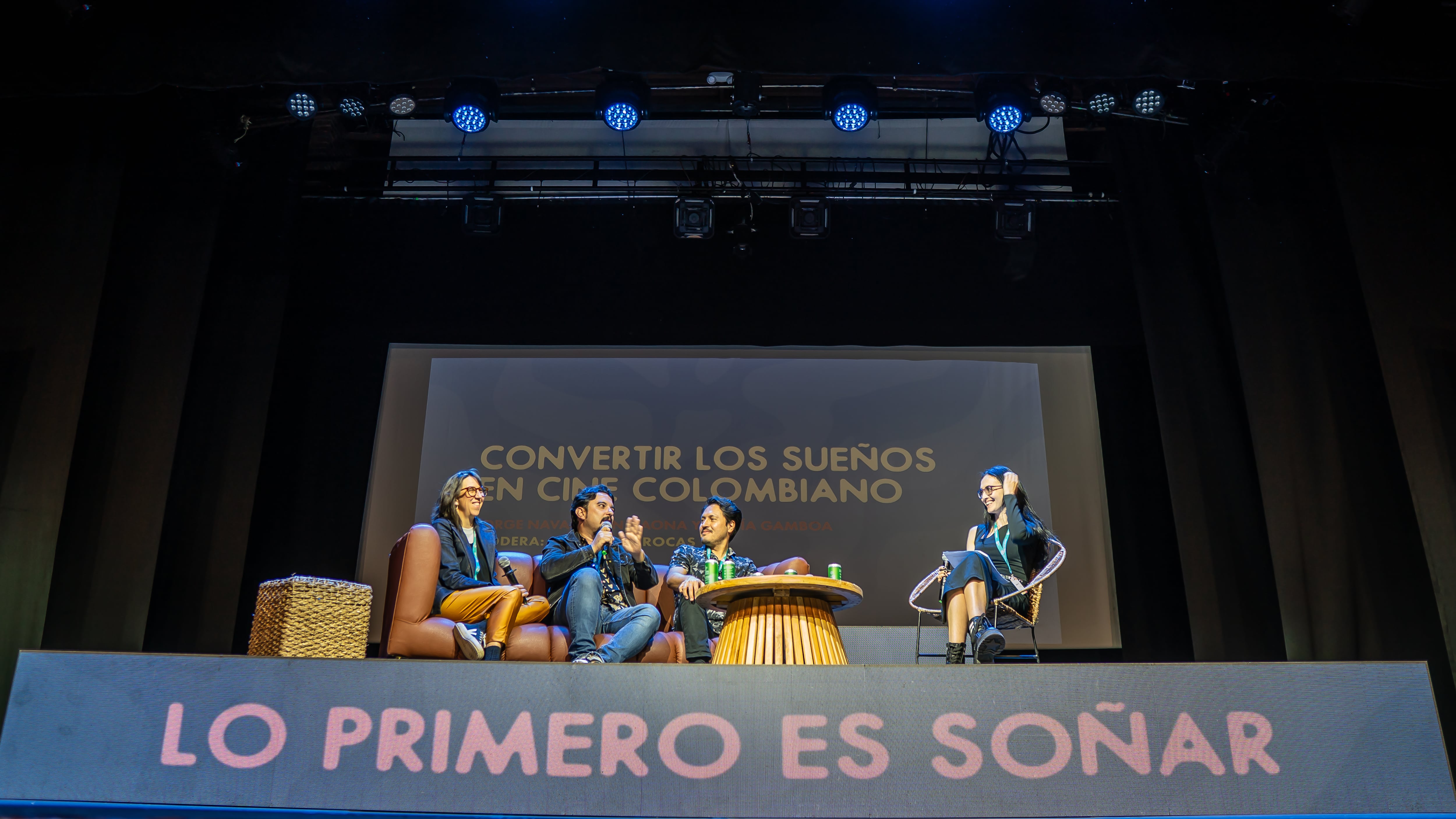La conversación sobre la creación del cine de género en Colombia contó con los directores Iván Gaona, Jorge Navas y María Gamboa, en un conversatorio moderado por Alejandra Rocas.