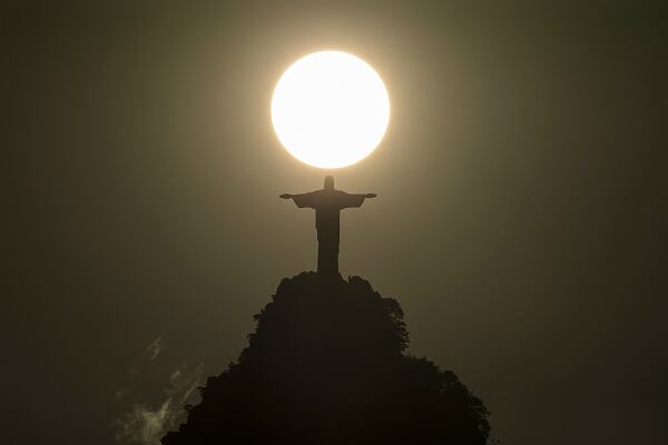 Atardecer en Brasil. La estatua del Cristo Redentor en Río de Janeiro esta siendo reparada después de que una parte de sus dedos de la mano derecha se quebraran debido a un rayo. (AP)