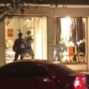 El presunto delincuente intentó robar dentro de un almacén de ropa.