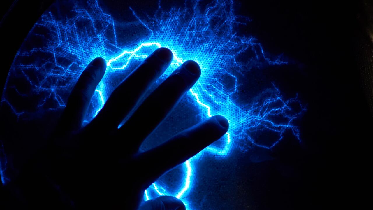 Descubra cómo la electricidad estática influye en diversos aspectos de la vida diaria, desde la ropa hasta el polvo en el aire.