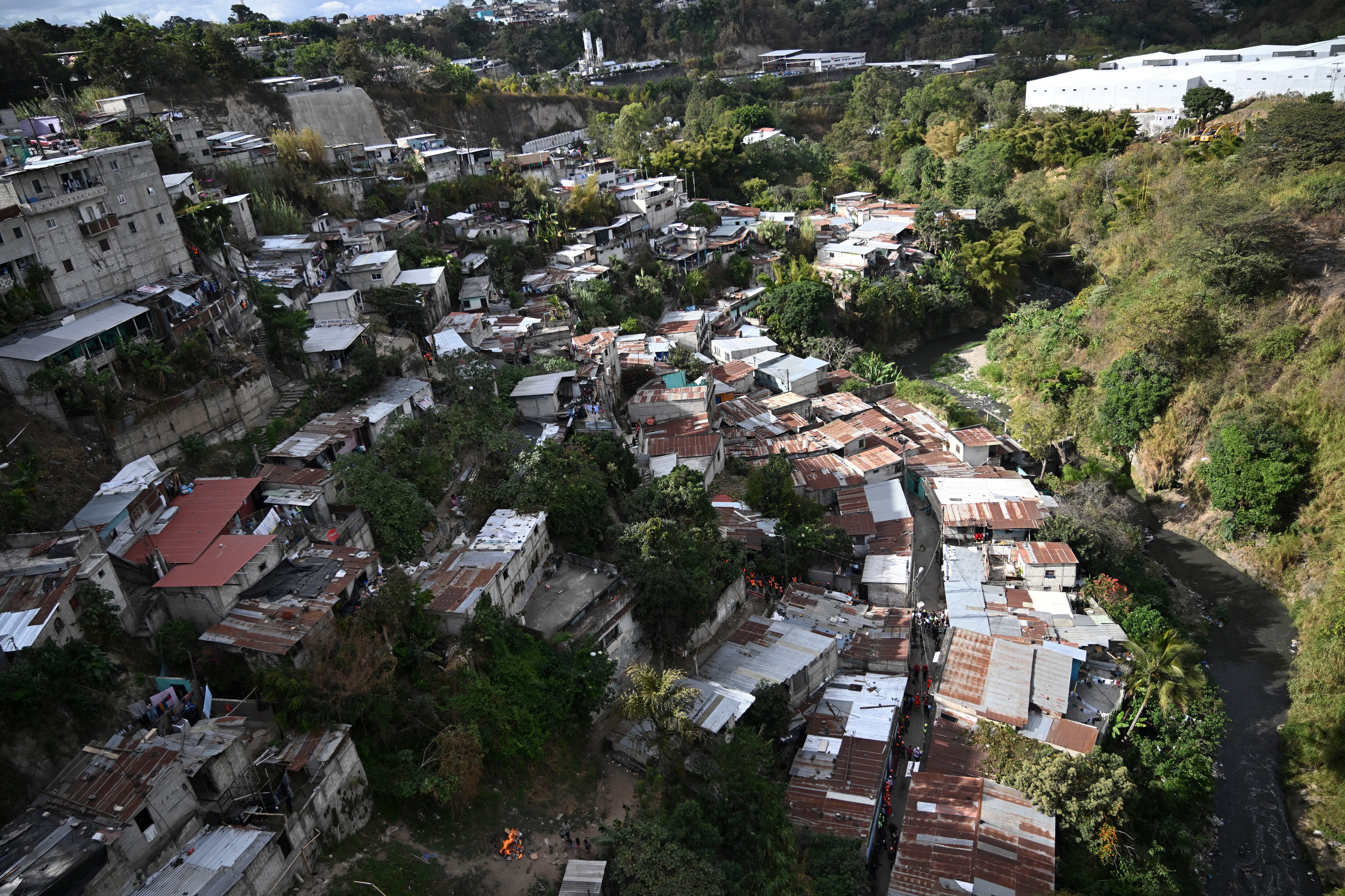 Al menos 55 muertos al caer por un barranco un autobús en Guatemala