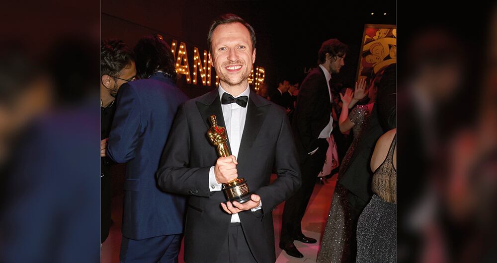 Orlando von Einsiedel nació en Londres en 1980. En sus documentales ha abordado temáticas de esperanza en circunstancias apremiantes.